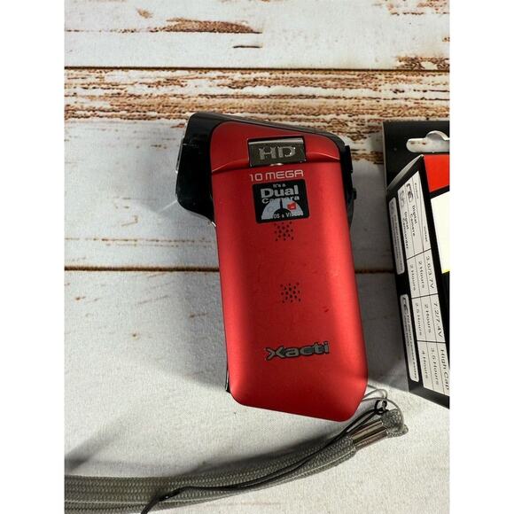 Sanyo Xacti CG10 Red – 10MP HD Camcorder, 5x Zoom, Charger - Picture 2 of 7